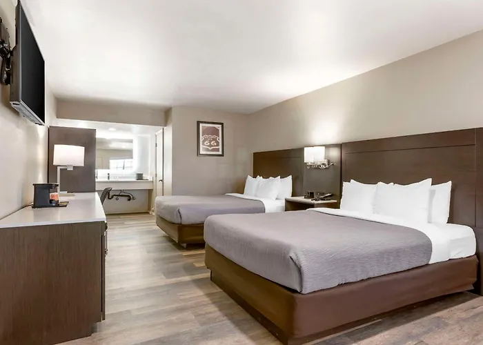 Quality Show Inn 3*